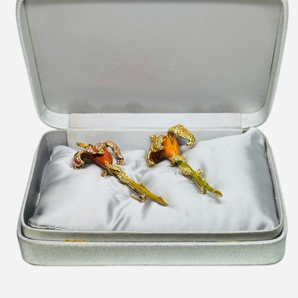 St. John Stemmed Flower Lily Brooch with Enamel and Austrian Crystals Signed - Picture 4 of 6